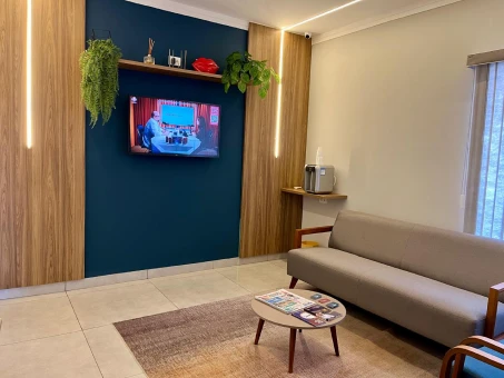 Espera com televisão e ambiente acolhedor