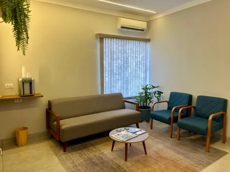 Sala de espera com sofá e poltronas