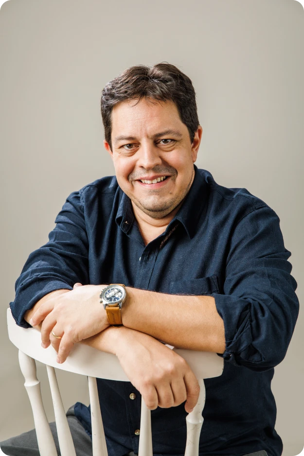 Dr. Jean Rodrigo dos Santos em seu consultório em Andirá